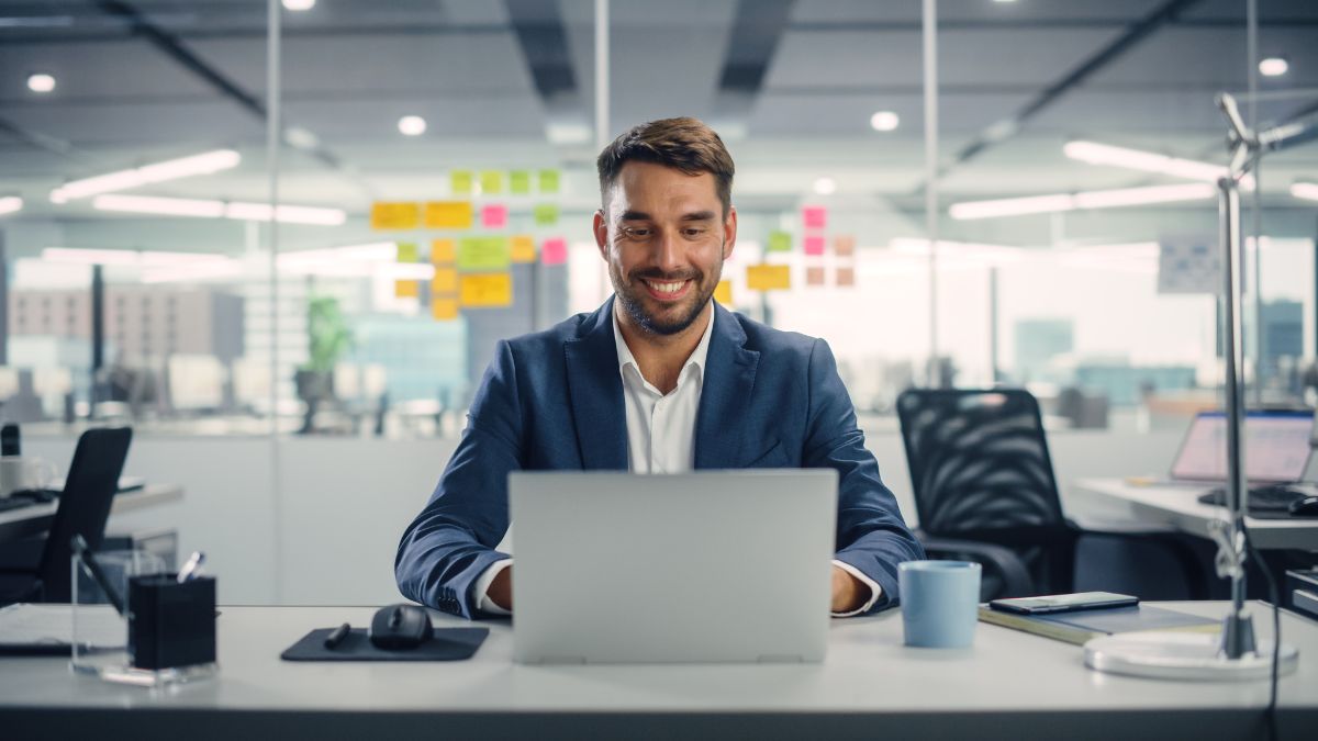 Gestão financeira: 6 formas de otimizar a da sua empresa! Capa de homem de negócio realizando a gestão financeira