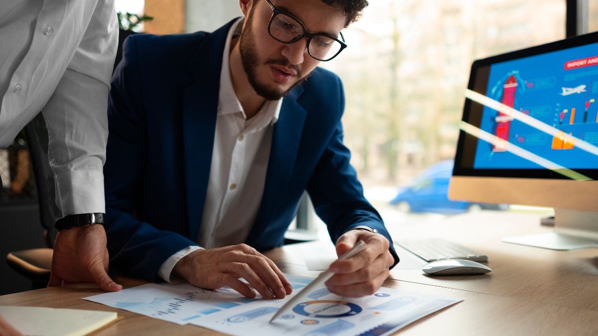 Factoring: entenda o que é e as suas limitações Gestor avaliando se o factoring é realmente a melhor alternativa, ou se deve optar por outras formas de antecipação de recebíveis